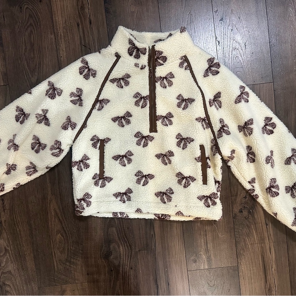 Cozy Fleece Pullover With Bow Pattern - image 1